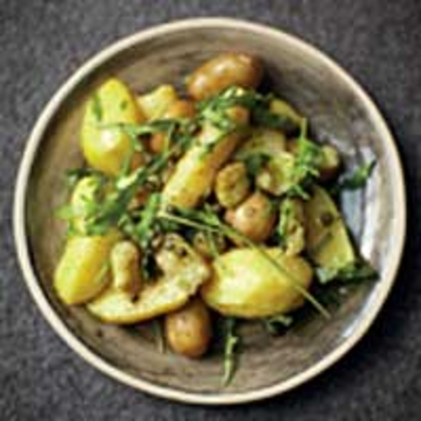 Warme aardappelsalade met kappertjes en rucola