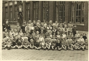 klasfoto juf bertha 24 mei 1955