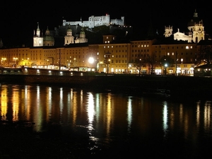 1a Altstadt _met Festung Hohensalzburg op de heuvel _by night