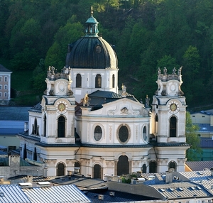 1c Die Kollegienkirche of Universitaetskirche _vanaf Kapuzinerber