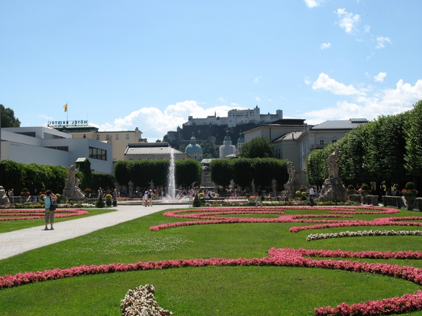 3  Schloss  Mirabell  _met tuin en zicht op  Festung Hohensalzbur