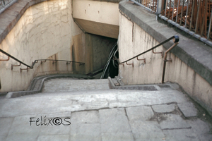 Oude voetgangerstunnel aan het station .