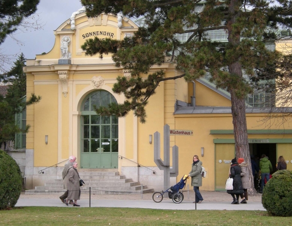 4 Schloss Schonbrunn _Das Sonnenuhrhaus