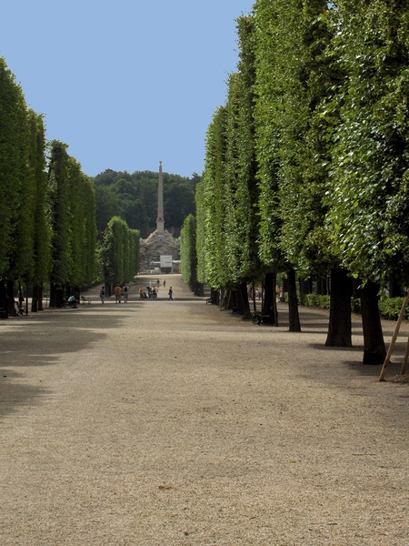 4 Schloss Schonbrunn _Obelisk in oost deel van de tuinen