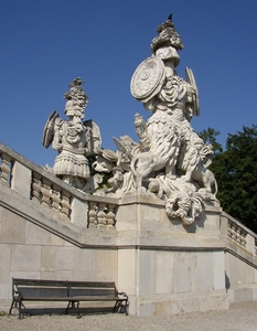 4 Schloss Schonbrunn _Trophäen an der Gloriette