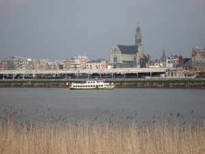 Jan Plezier met in de achtergrond St Pauluskerk