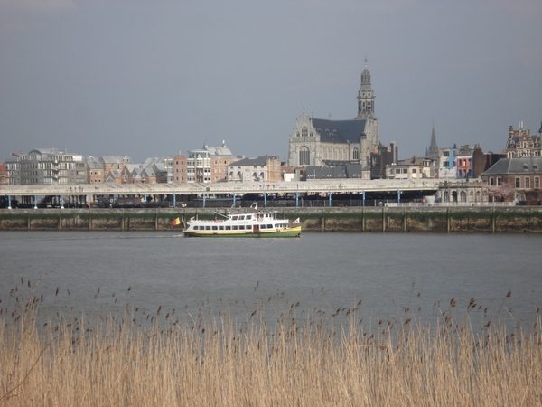 Jan Plezier met in de achtergrond St Pauluskerk