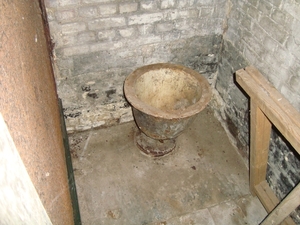 WC pot van Hollands leger te Lillo ,de zitplank ontbreekt