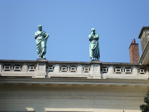 Beelden op dak van de Tempel