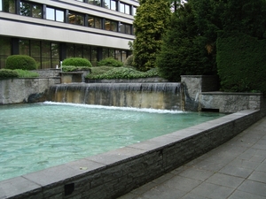 Provinciehuis waterval in de tuin