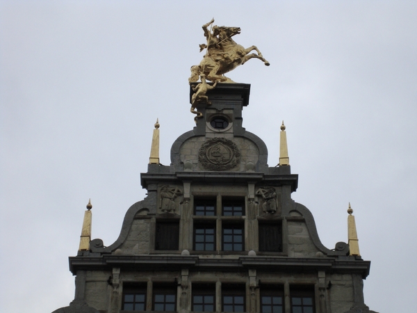 Gevel op grote markt St Joris met de draak