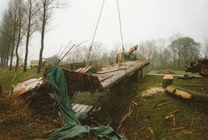 De wrakstukken worden weg getakeld