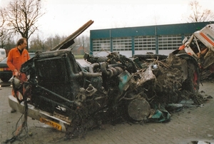 Jan Vogelzang bekijkt de restanten van wat eens een Volvo was