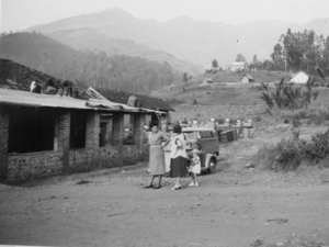 1956-Burundi, Musigati, bij de winkel van Ludo Praet