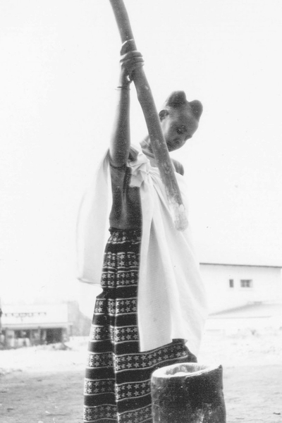 BUTARE ;  stampen van maniok