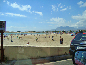 strand bij Gordon's Bay- achtergrond Helderberg