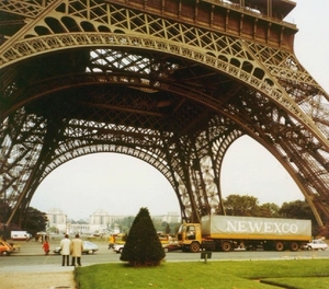 Bij de Eifel toren in Parijs