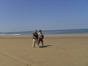 Anneke en Gaby op het strand