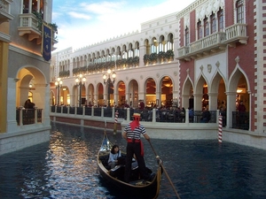 800px-The_Venetian_LV_gondola