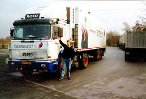 BR-74-XX  Appie naast de truck