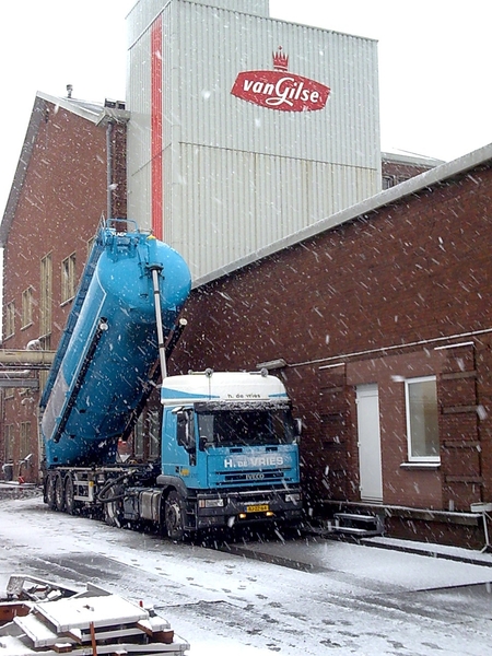 In de sneeuwbui lossen