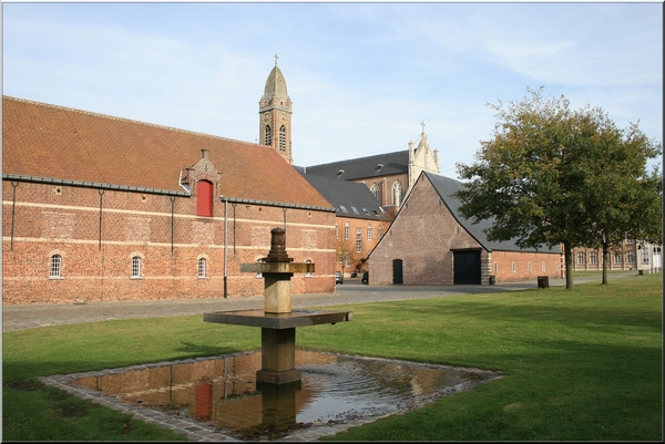 abdij,tongerlo,architectuur,fontein,herfst,bomen