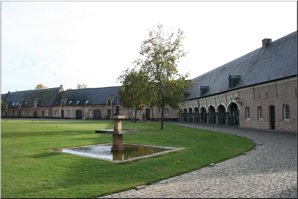 abdij,tongerlo,architectuur,fontein,herfst,bomen