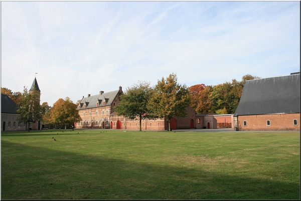 abdij,tongerlo,westerlo,architectuur,herfst,bomen,lucht,vogels