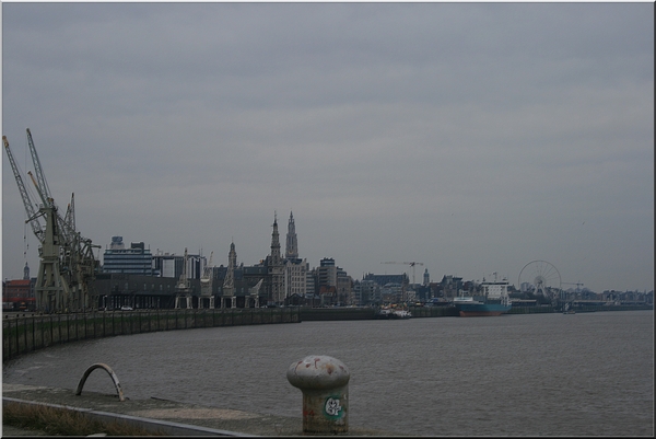 Een frisse, bewolkte dag in Antwerpen.