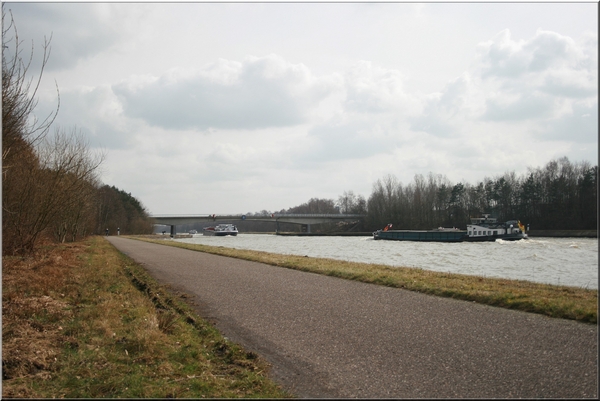 Albertkanaal,Herentals;water,bomen,lucht,wolken,boten,maart