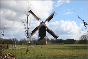 Bewolkt..maar droog weer   ....  Molen in Olen