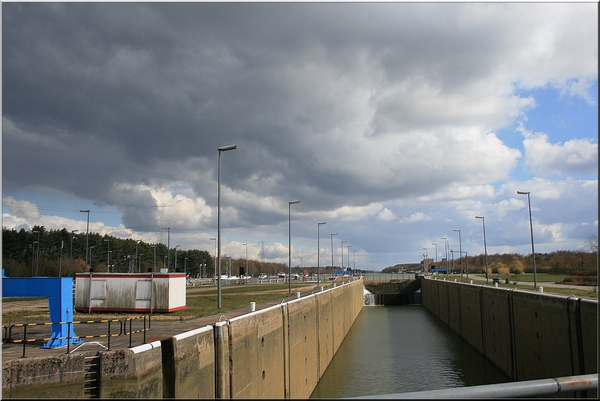 sluis,Olen,wolken,lucht,water,bomen,architectuur,lente