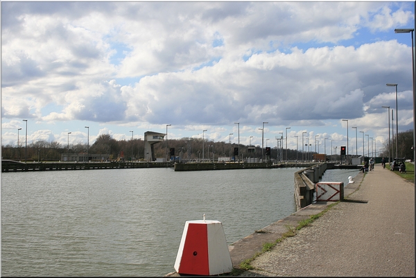 sluizen,olen,albert kanaal,water,bomen,architectuur,wolken,lucht,lente