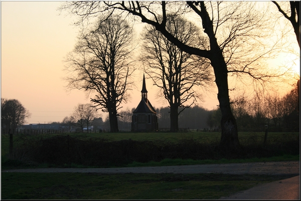 zonsondergang,architectuur,bomen,kapel,lente,platteland,de kempen,olen