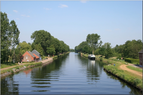 kanaal bocholt herentals,geel,bomen,water,lente,boten,architectuur,lucht,wolken