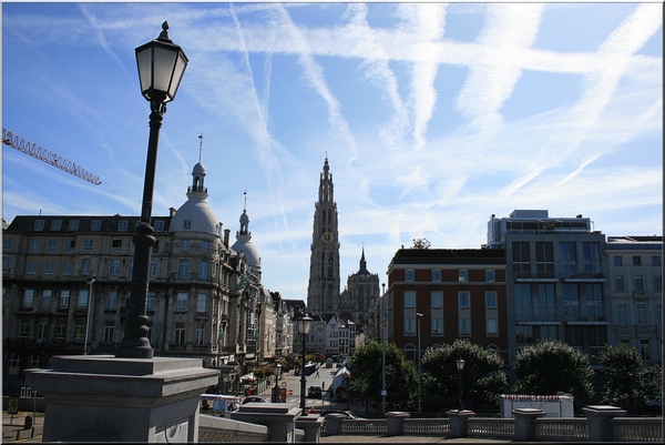 antwerpen,kathedraal,architectuur,lucht,condensstrepen van vliegtuigen,zomer