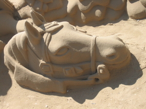 kunstwerk in het zand