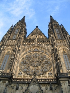 3e Sint-Vituskathedraal _frontaal zicht met roset  raam