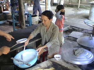 Hoi An plaatselijke bevolking maakt rijstkoeken