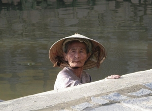 Hoi An   , wachten langs de kade