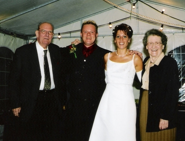 Marjolein en Danny met pa en ma trouwdag aug 2003