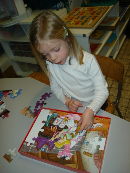 Terwijl de jongens springen , maakt Jolie een mooie puzzel.