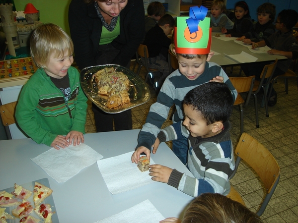 Ondertussen deelt Quinten de cake uit.