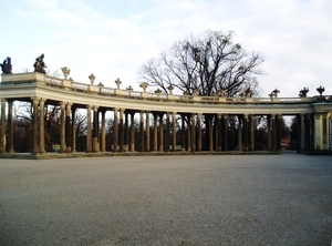 4c Schloss & Garten Sanssouci _een van de twee kolonnades die het