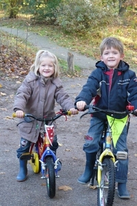 mats en lene op de fiets