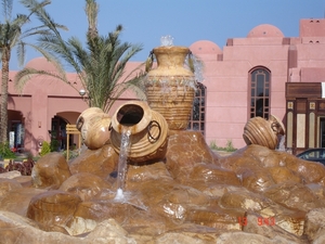 Aantrekkelijke waterval vlak voor de ingang van het hotel