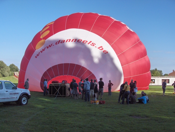 De ventilator blaast de lucht in de ballon