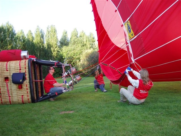 De brander vult de ballon met warme lucht