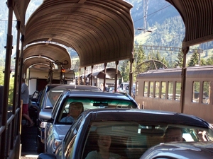 Kandersteg met auto op trein door de tunnel