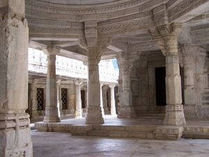 4c Ranakpur _Jain tempel _marmeren zuilen 2